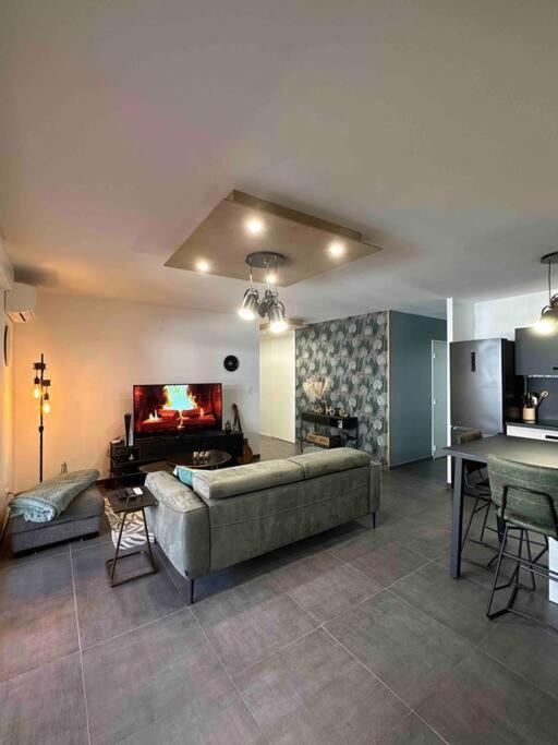 Apartment F3 - Standing, Idealement Situe *